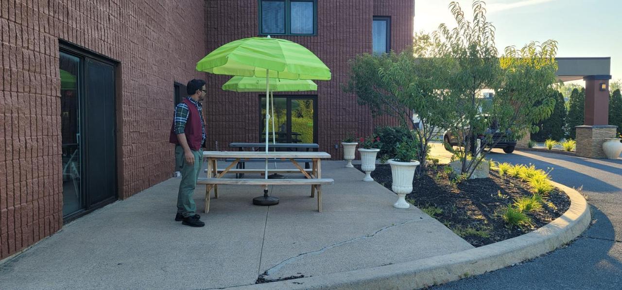 Hotel Super 8 By Wyndham Plattsburgh Exterior foto